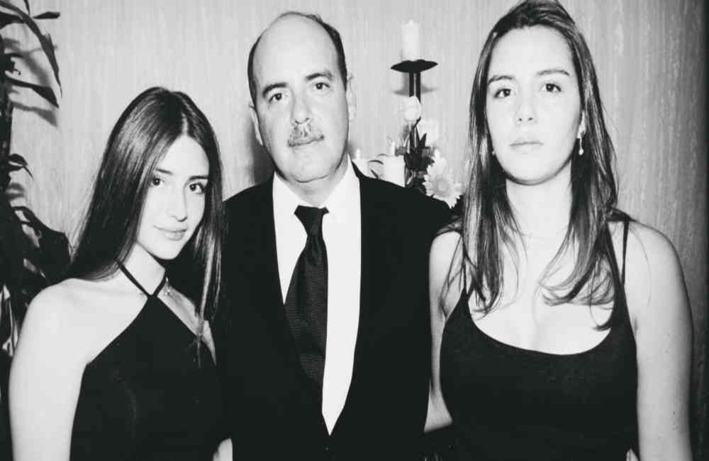 Fernando con sus dos hijas: Ana María y Luisa Gaitán.