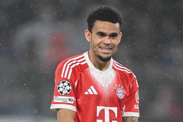 Luis Díaz en medio del juego de octavos de final (ida) en Champions League 2025/2026