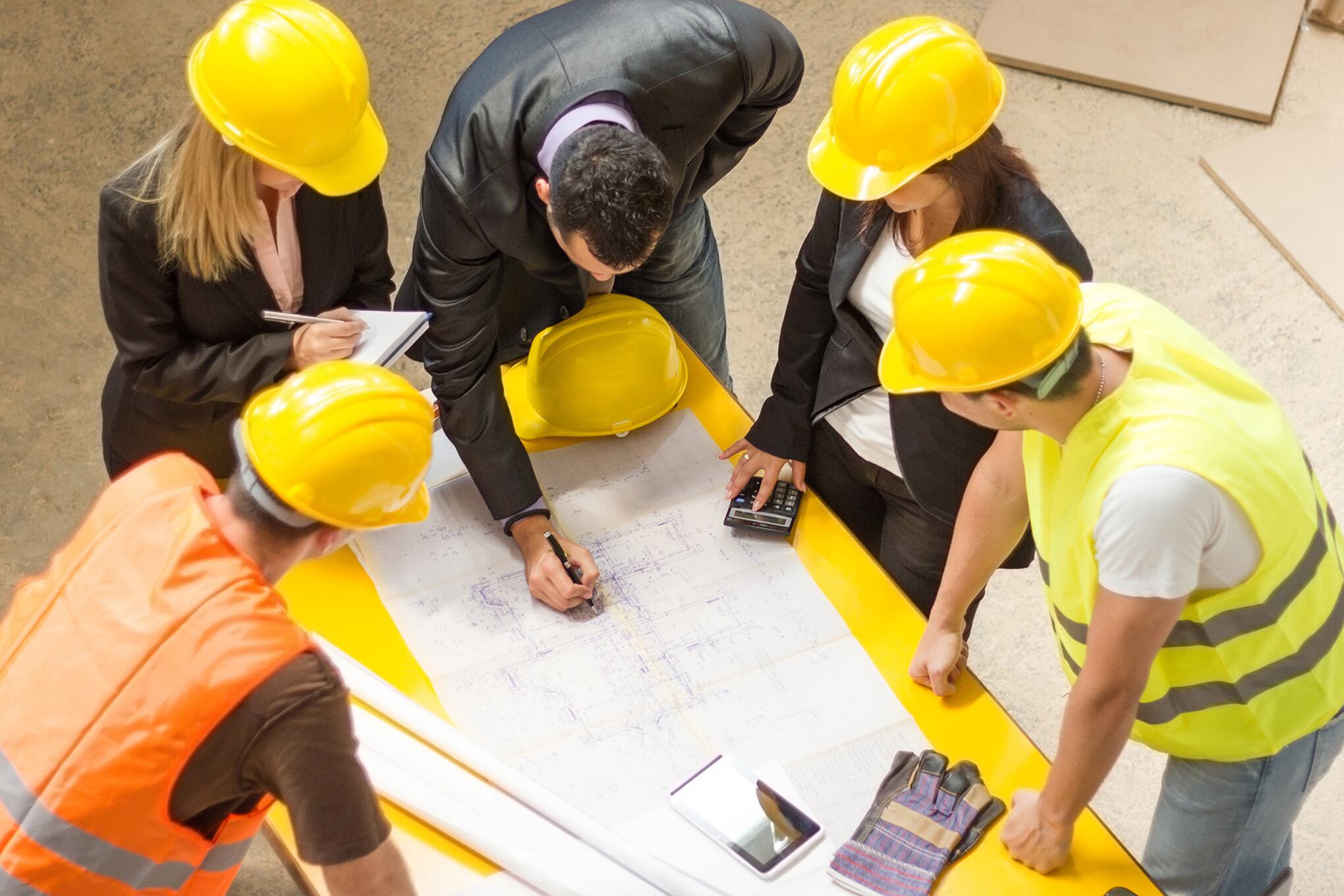 Arquitectos mirando planos, construcción