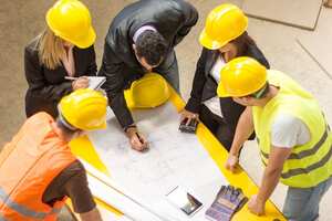 Trabajadores de la construcción que planean nuevo proyecto.