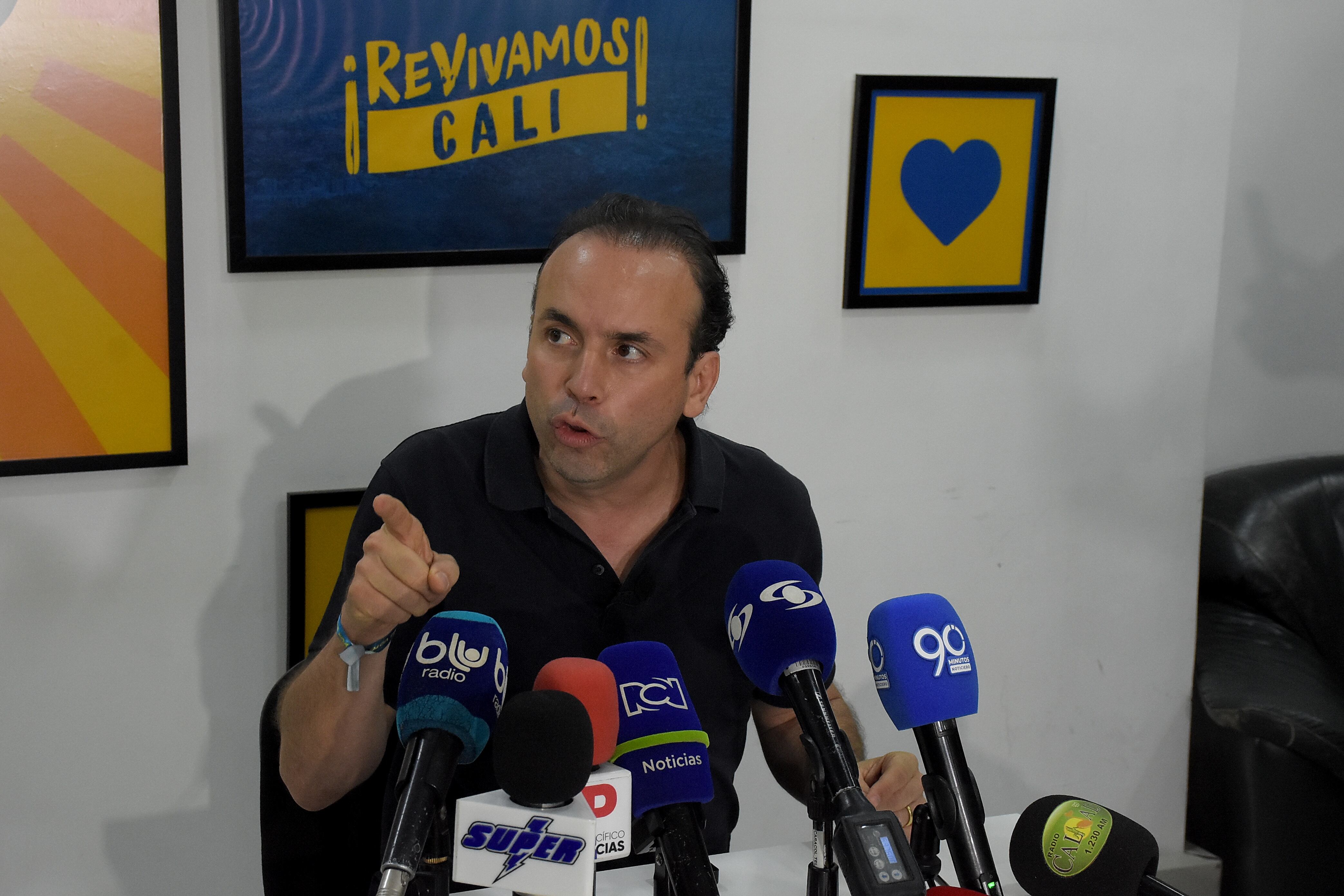 El Candidato a la Alcaldía de Cali Alejandro Eder, Anunció en rueda de prensa que denunciará ante la Fiscalía General al señor Roberto Ortiz, por las injurias y calumnias en contra de Él y su familia.