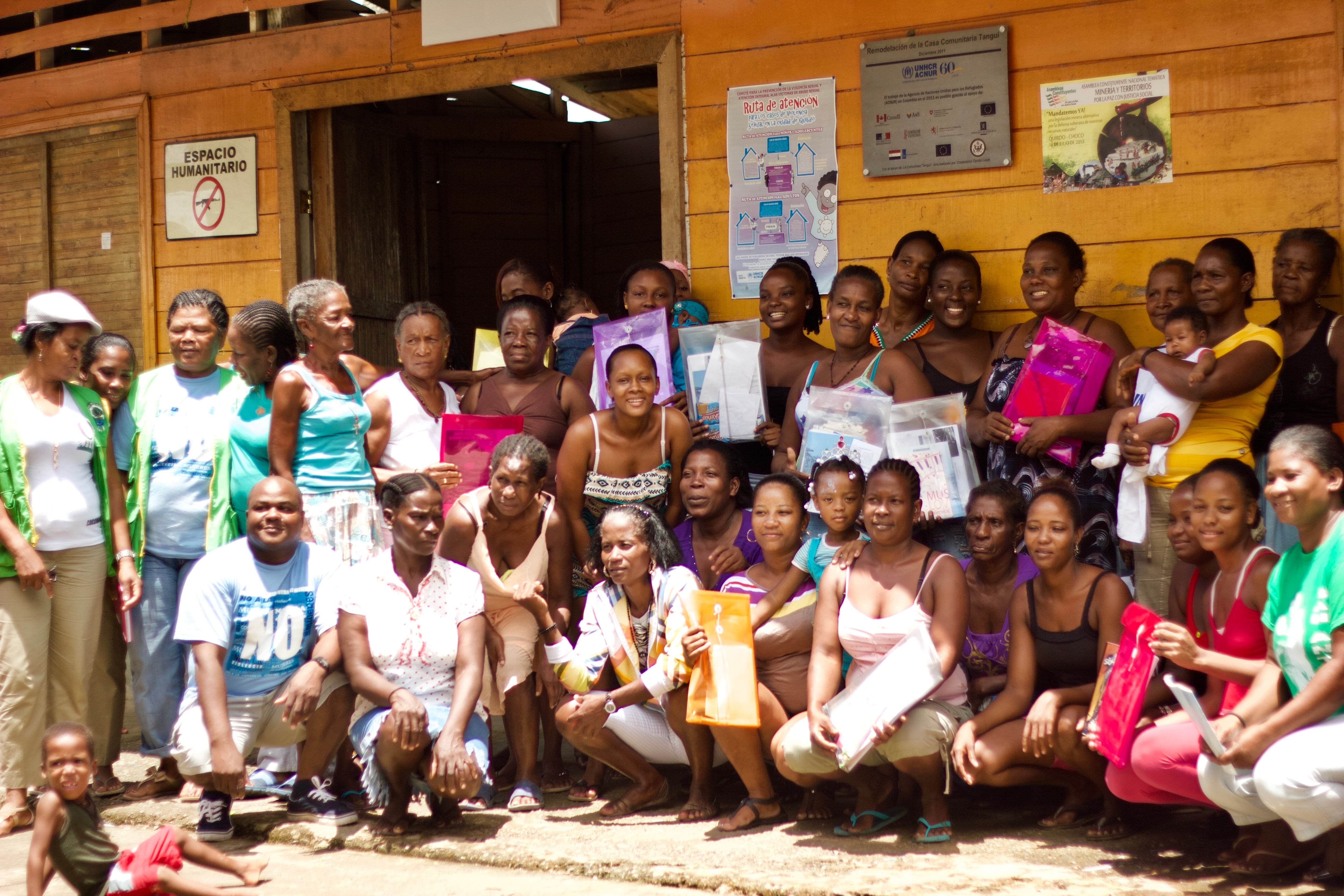 Activistas locales conocidas como "comisionadas" posan con mujeres de Tanguí, Chocó, Colombia, al finalizar un taller en 2013. Tania Lizarazo