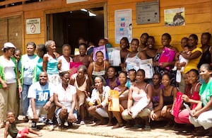 Activistas locales conocidas como "comisionadas" posan con mujeres de Tanguí, Chocó, Colombia, al finalizar un taller en 2013. Tania Lizarazo