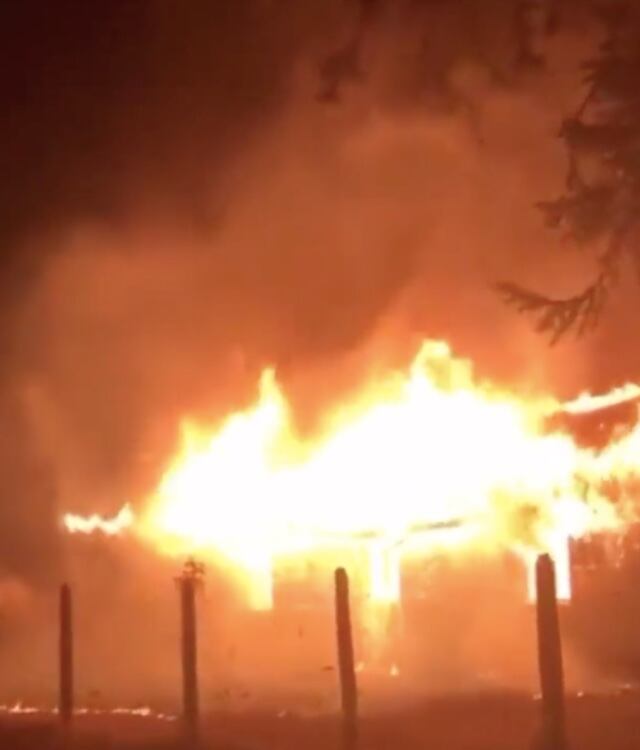 Las llamas consumieron toda la estructura de la capilla