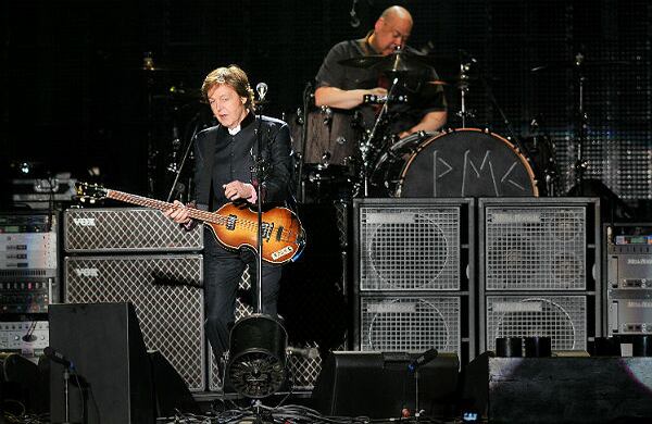 El cantante alternó entre su bajo, la guitarra y el piano.