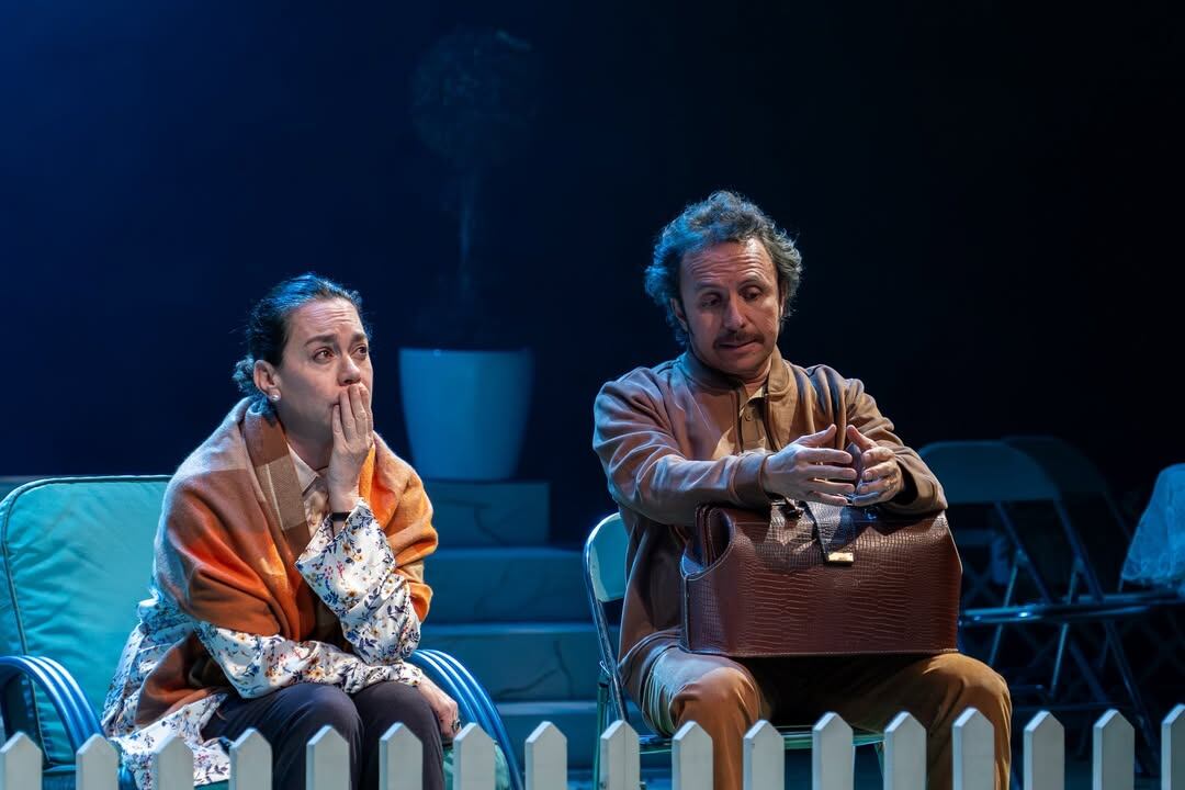 La puesta en escena de 'Todos eran mis hijos' de Arthur Miller dirigida por Manuel Orjuela, está basada en el contexto colombiano de finales del siglo XX, marcado por la violencia política y la lucha contra el narcotráfico y la corrupción. Foto: Miltón César / cortesía Teatro Libre