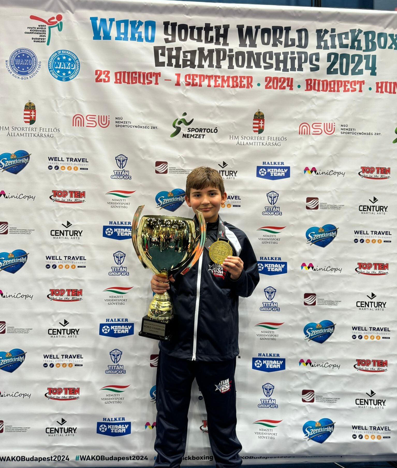 Ricardo Madriñán con el título conseguido esta semana en los Mundiales de Budapest