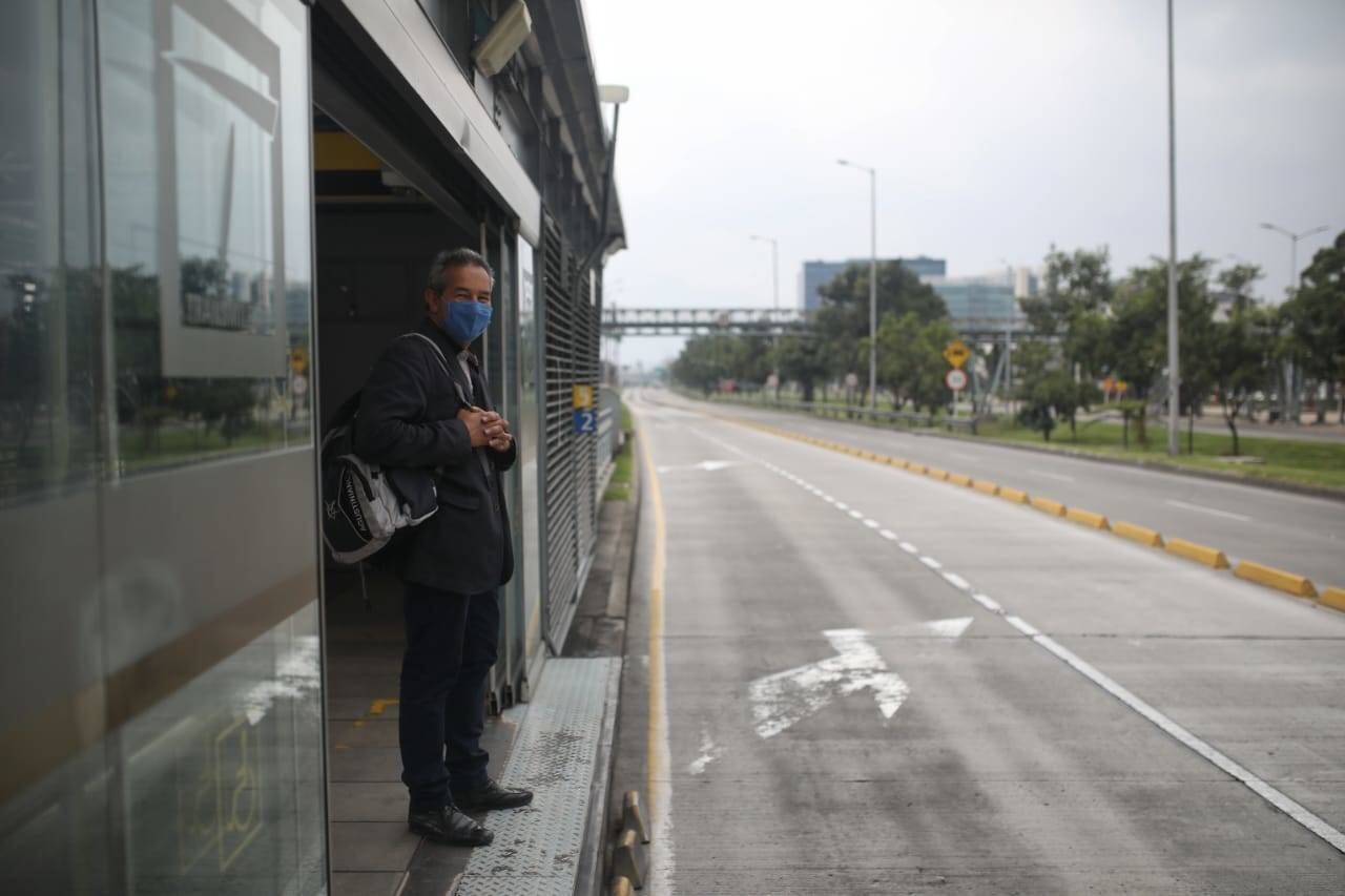 La foto parece sin precedentes, una sola persona espera por un bus de Transmilenio mientras las calles permanecen totalmente solas. Foto: Esteban Vega/ Semana