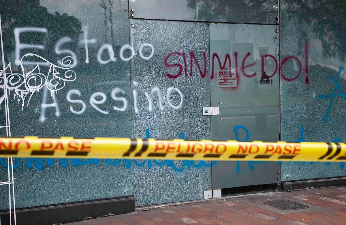 El sector de la Autopista Norte con calle 80 quedó repleto de rayones y manchas de pintura. Foto:  Bani Gabriel Ortega