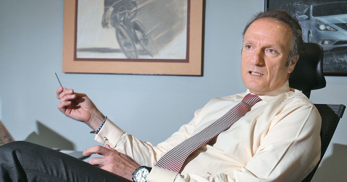 El presidente de Fabricato, Gustavo Lenis, se refirió al cierre de la fábrica de hilos.