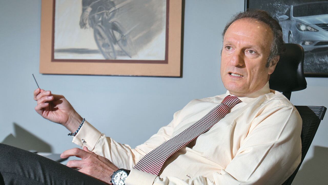 El director de la Aeronáutica Civil, Gustavo Lenis, dice que se ampliará más el aeropuerto El Dorado, de Bogotá, y que en los próximos meses se construirán seis posiciones de contacto .