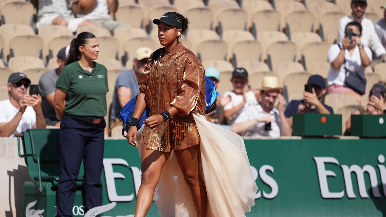 Desde su debut en el torneo parisino, Naomi Osaka, sorprendió con atuendos creados especialmente para ella por el diseñador suizo Kevin Germanier en colaboración con Nike.