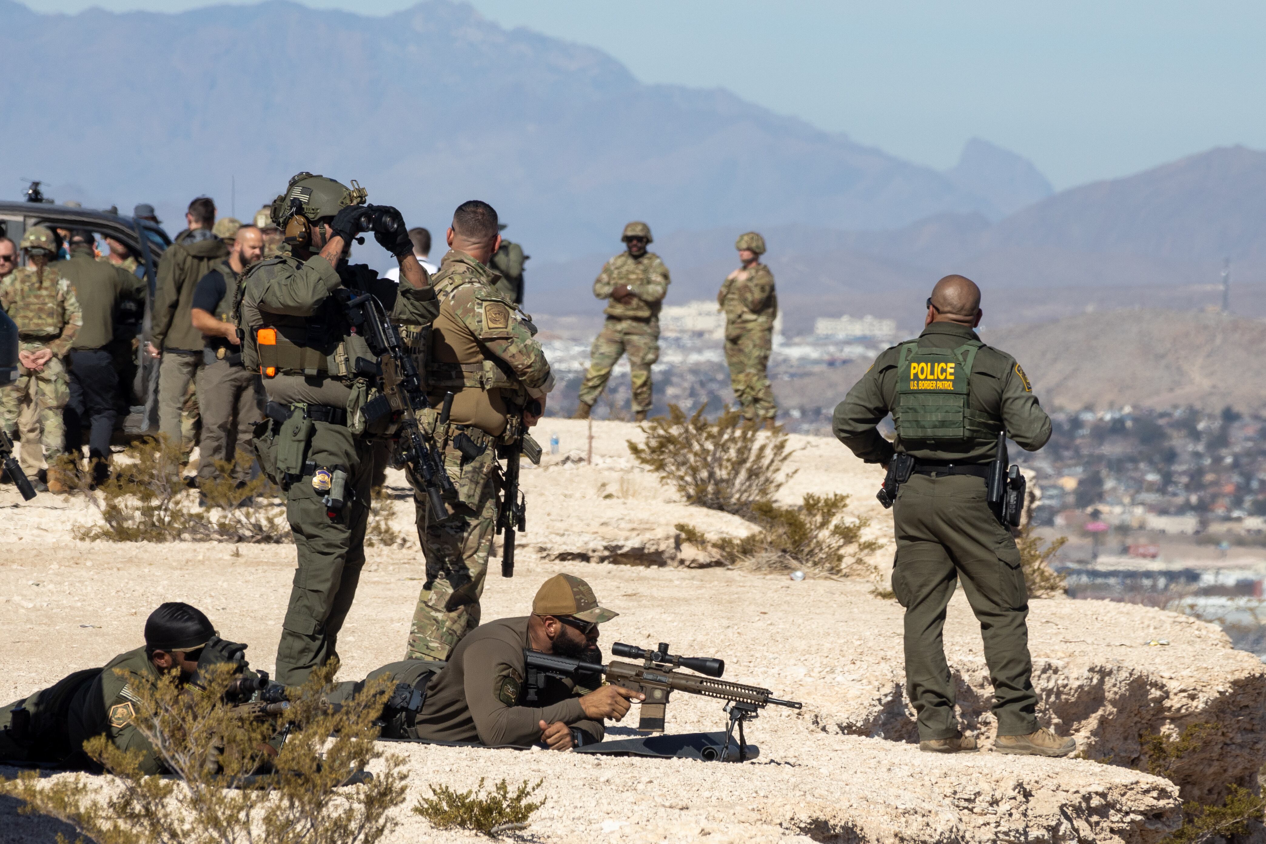 Durante la visita del Secretario de Defensa a la frontera en El Paso, Texas, agentes de diversas agencias refuerzan los esfuerzos de patrullaje y seguridad en la zona.