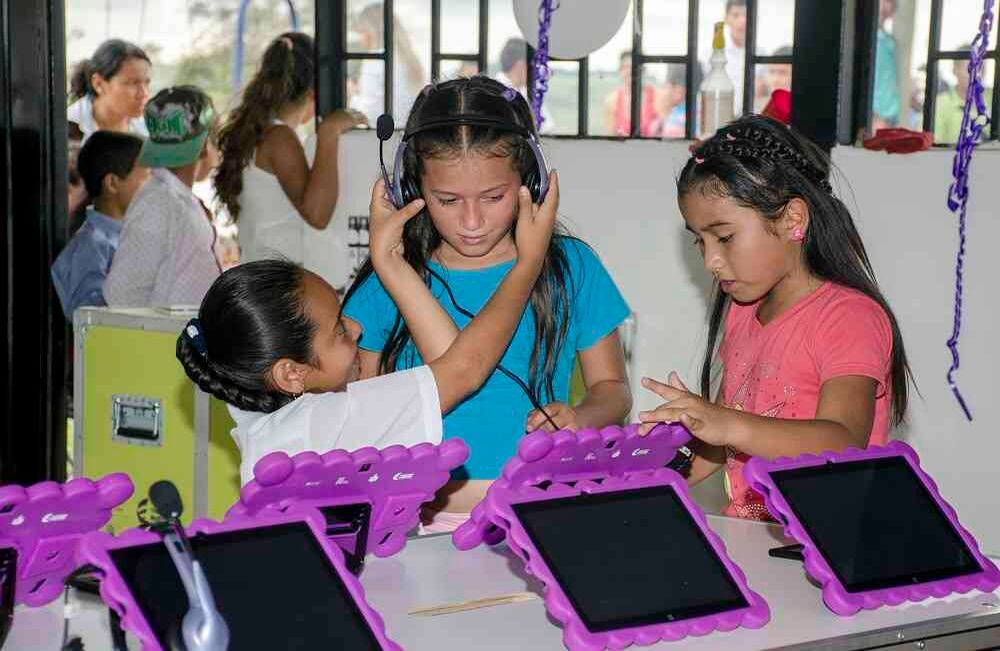 En materia de servicios innovadores desde las Bibliotecas Públicas Móviles se contemplan aspectos como recuperación de memoria local, cine foros, memoria fotográfica de los territorios y lectura en medios digitales, entre otros. Foto:  Diana Rey / SEMANA