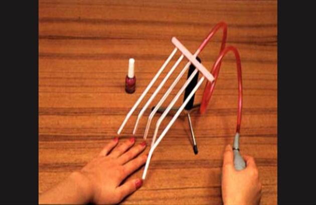 Para quienes no se les seca rápido las uñas cuando van a la peluquería, con unos pitillos y un sistema de aire, usted podrá solucionar ese problema. 