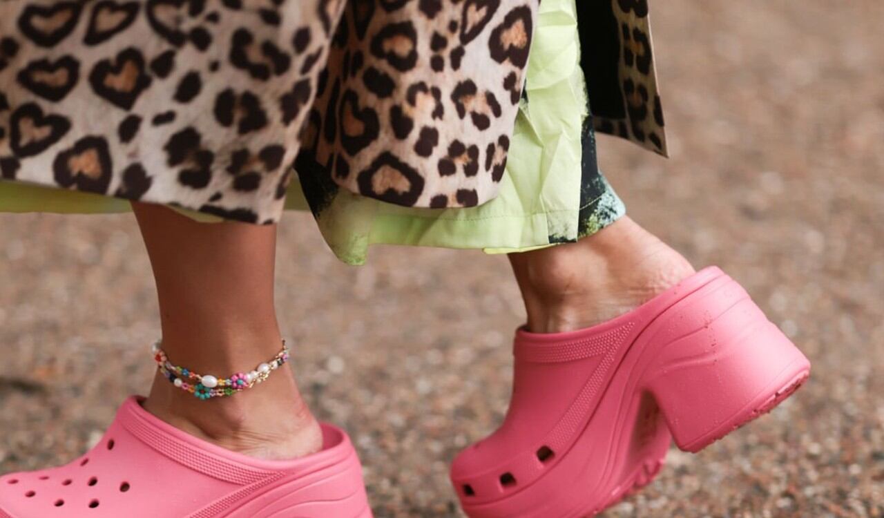 Los Crocs con tacón también revolucionaron el mercado de las sandalias