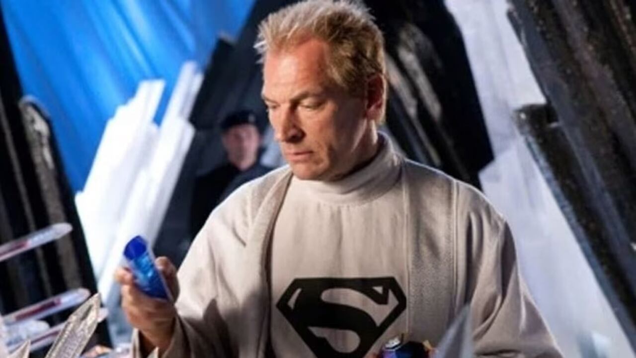 Julian Sands interpretó a Jor-El, padre de Superman, en 'Smallville'. Foto: captura de pantalla - Warner Bros. Discovery.