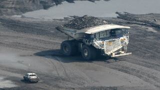 Estos son los vehículos más grandes de Colombia: cada llanta mide más de dos metros de diámetro. Pese a su volumen, estas impresionantes volquetas se desplazan a una velocidad de 80 kilómetros por hora. Desde luego, con cuidado