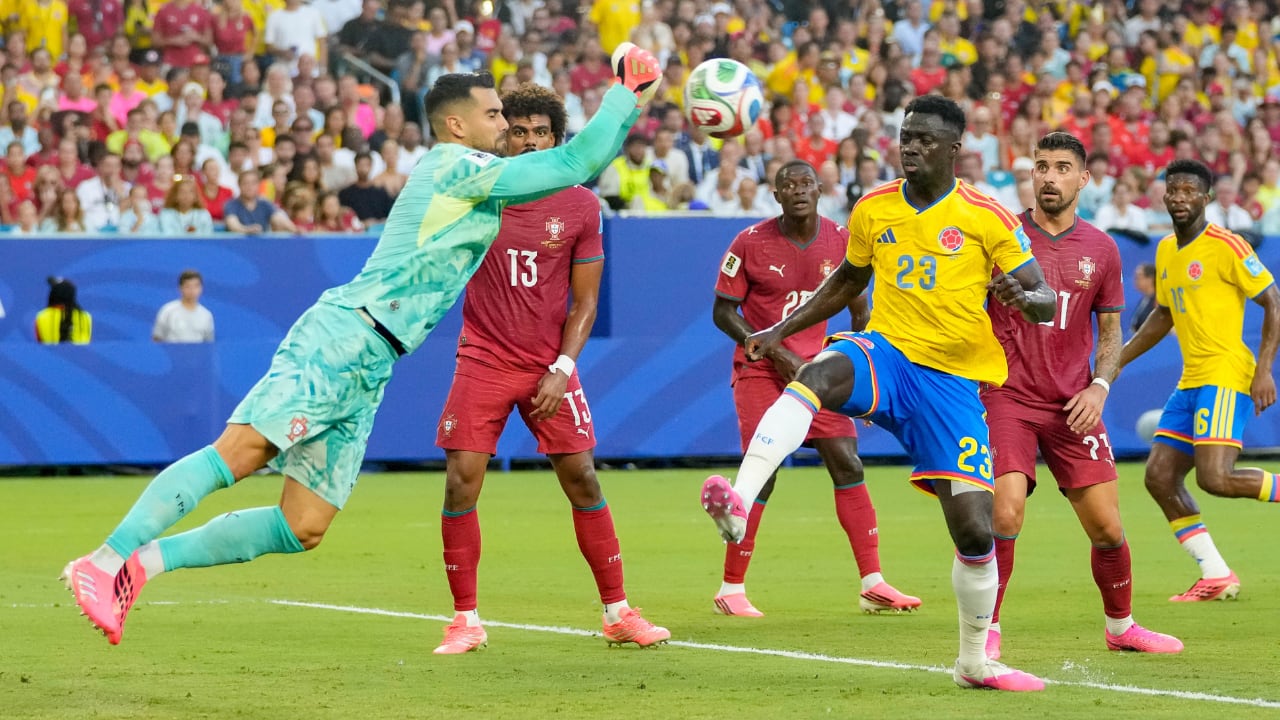 Imagen del partido Portugal vs. Colombia en el Mundial 2026: Diogo Costa (izq.) y Dávinson Sánchez (der.), dos figuras que dejó el compromiso.