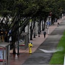 Lavado de zona peatonal en la cuarentena - sitios de esparcimiento Bogotá, abril 5 de 2020 Foto: Alexandra Ruíz / revista semana.