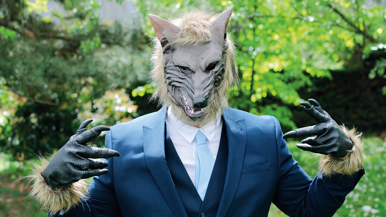 Aunque las referencias a híbridos humano-animales existen desde la antigüedad en mitos y leyendas, la identidad therian como comunidad moderna surgió en la década de los noventa en foros de internet.