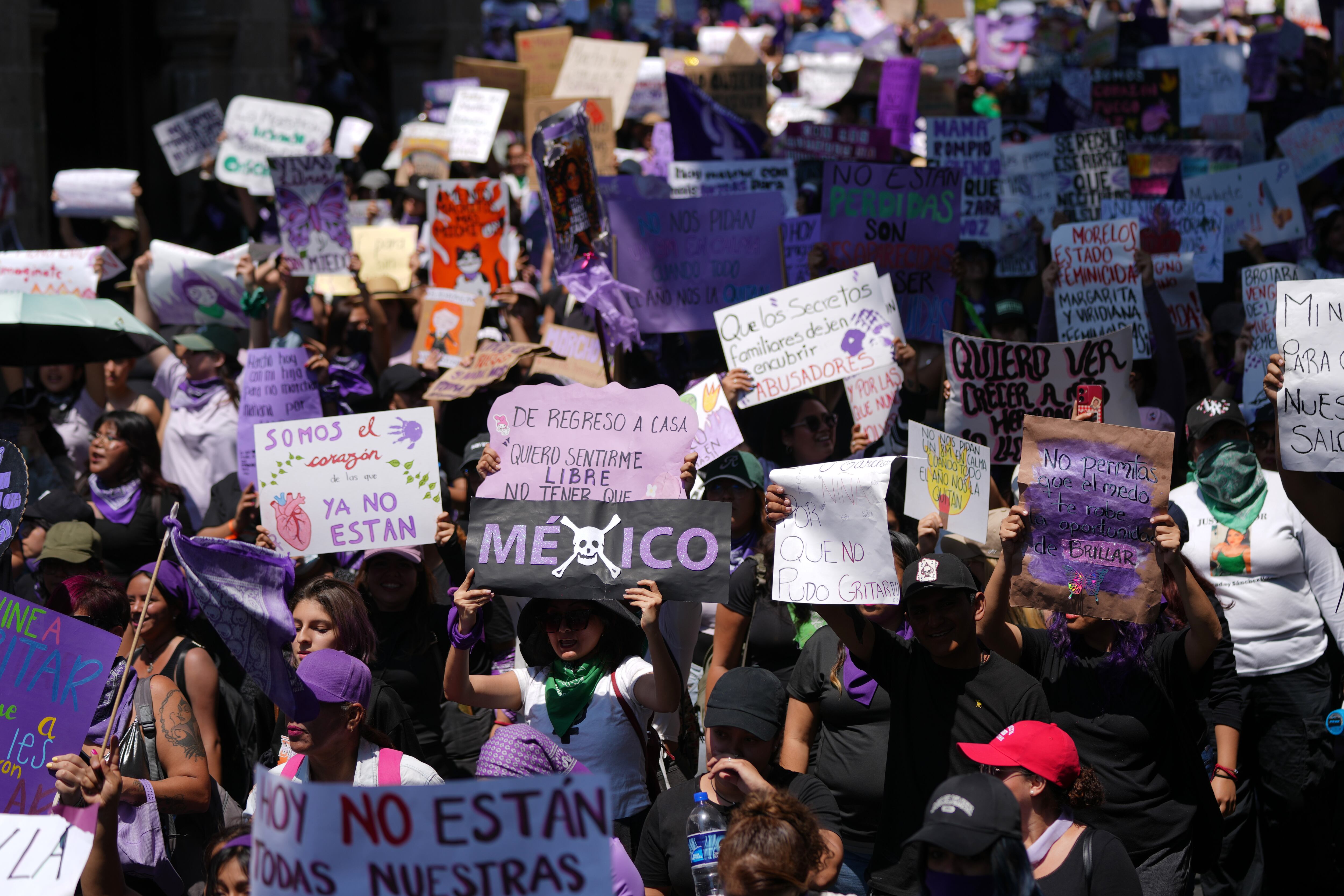 Mujeres marchan en conmemoración del Día Internacional de la Mujer en Cuernavaca, México.