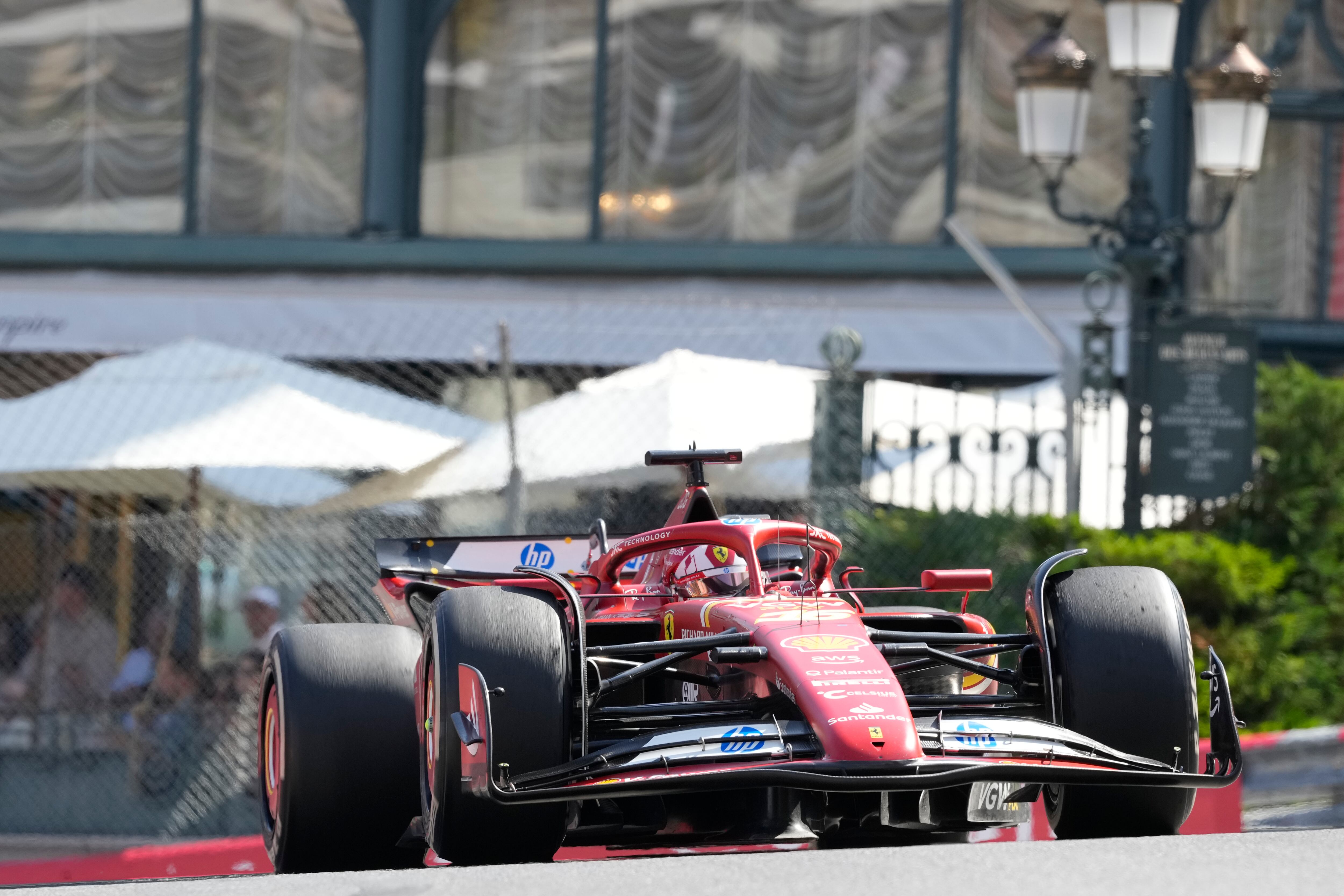 El piloto de Ferrari Charles Leclerc de Mónaco conduce su auto durante la carrera del Gran Premio de Mónaco de Fórmula Uno en el autódromo de Mónaco, en Mónaco, el domingo 26 de mayo de 2024. (Foto AP/Luca Bruno)
