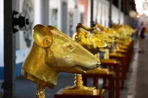 Vista de la obra del artista chino disidente Ai Weiwei "Círculo de animales/cabezas del zodiaco" expuesta durante un avance de prensa de su nueva exposición "Rapto" en Lisboa, el jueves 3 de junio de 2021. AP Photo/Armando Franca