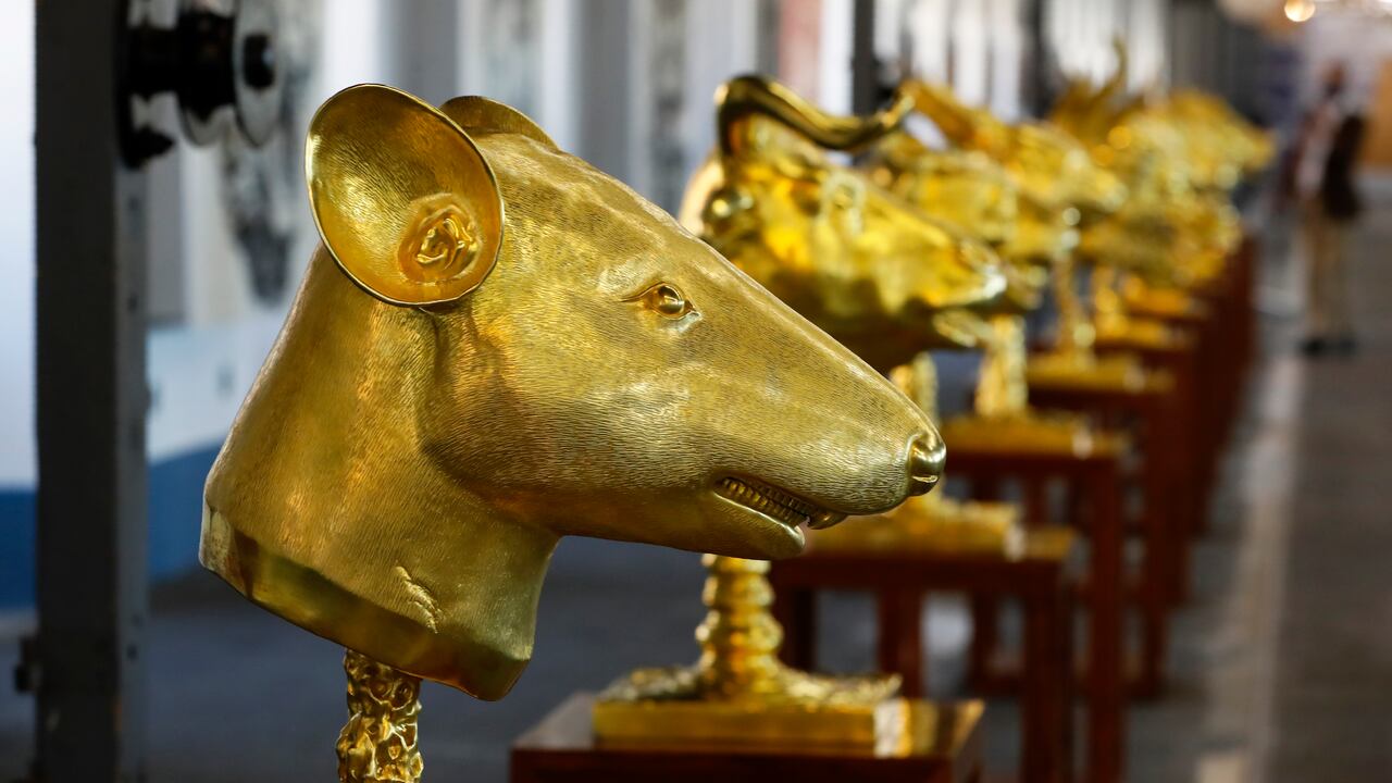 Vista de la obra del artista chino disidente Ai Weiwei "Círculo de animales/cabezas del zodiaco" expuesta durante un avance de prensa de su nueva exposición "Rapto" en Lisboa, el jueves 3 de junio de 2021. AP Photo/Armando Franca