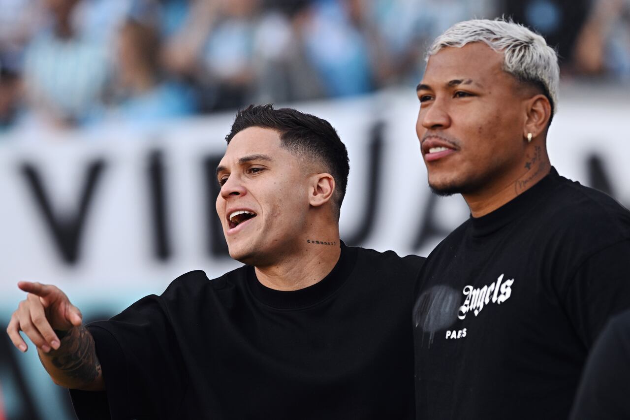 AVELLANEDA, ARGENTINA - DECEMBER 04: Juan Fernando Quintero of Racing Club (L) reacts with teammate Roger Martínez prior to the Liga Profesional 2024 between Racing Club and Estudiantes at Presidente Peron Stadium on December 04, 2024 in Avellaneda, Argentina. (Photo by Rodrigo Valle/Getty Images)
