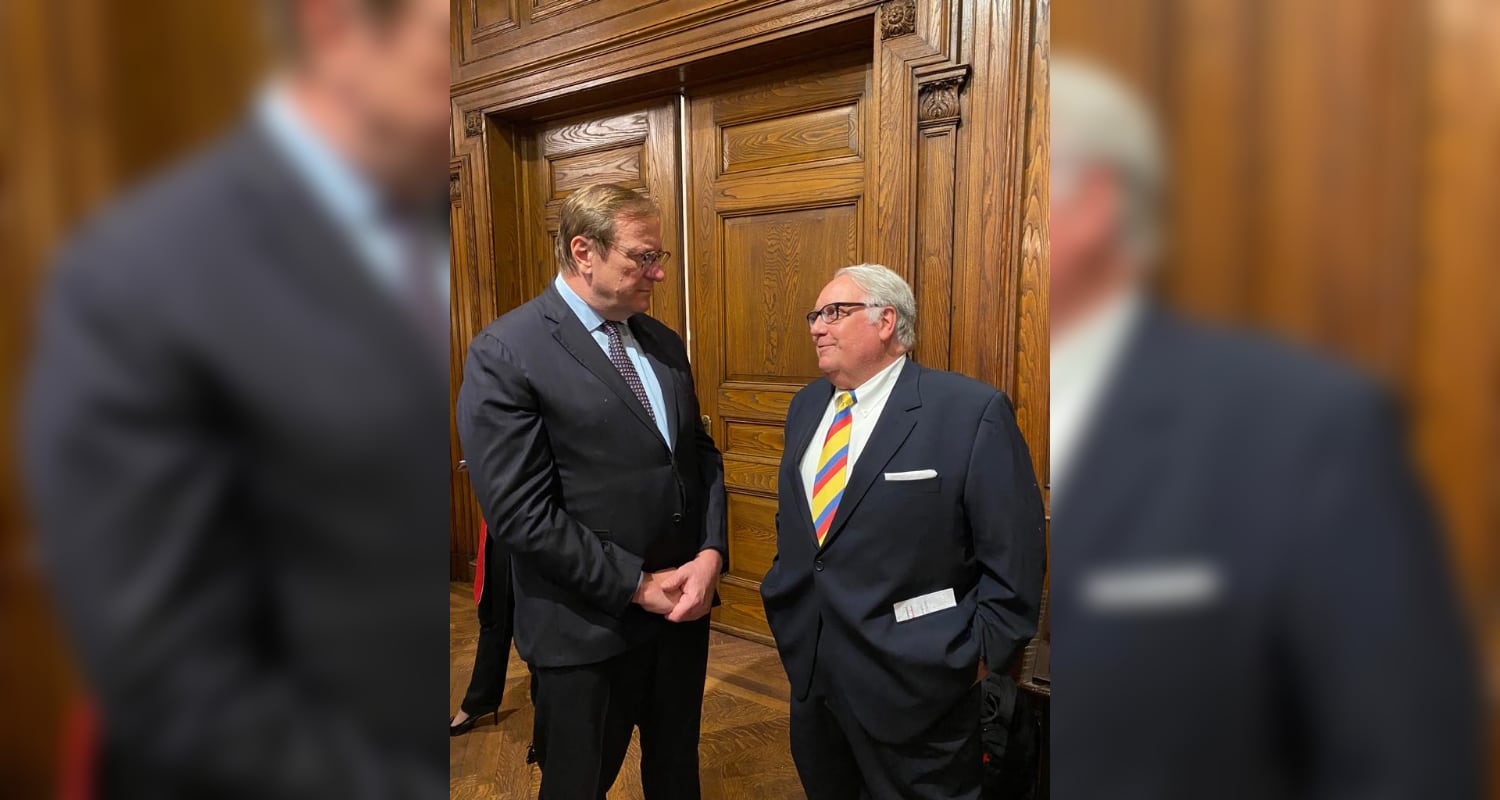 Howard Buffet con corbata de Colombia