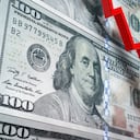 Pérdida en dólar americano. El gráfico de flecha roja muestra una caída drástica sobre el fondo del dólar estadounidense. Enfoque selectivo. Composición horizontal con espacio de copia.