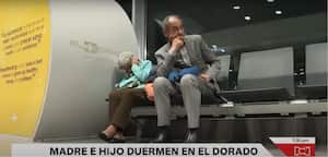 César Augusto, un hombre de 70 años, lo perdió todo en un negocio hace tres años y ahora duerme con su madre en el aeropuerto. Foto: Noticias RCN