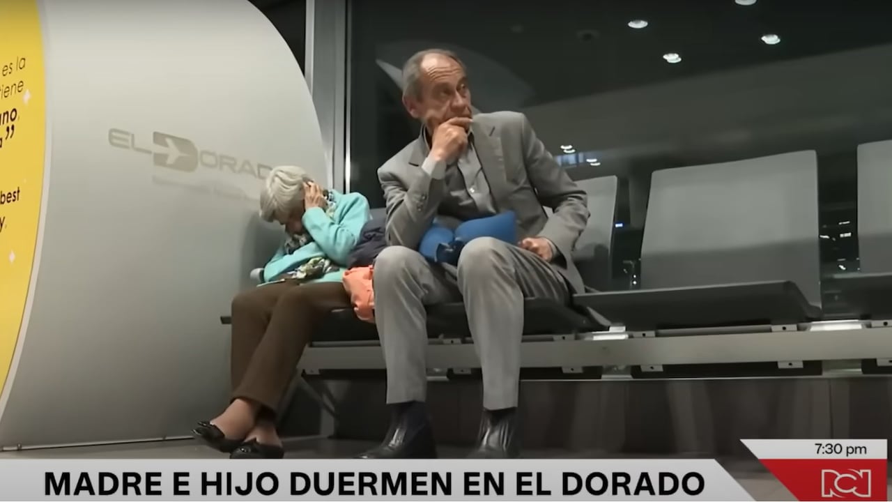 Miles de viajeros locales y extranjeros observan a diario a Augusto y su mamá, sin saber el doloroso drama que esconde su historia.