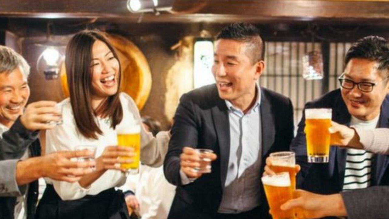 Beber después del trabajo en Japón es una tradición habitual, aunque en los últimos años está siendo cuestionada. Getty Images / BBC