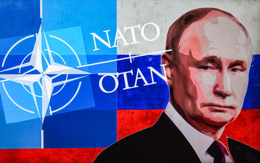 Vladimir Putin visto en pantalla con el logotipo de doble exposición de la OTAN en Mobile, el 26 de marzo de 2023, en Bruselas, Bélgica. (Ilustración fotográfica de Jonathan Raa/NurPhoto a través de Getty Images)
