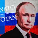Vladimir Putin visto en pantalla con el logotipo de doble exposición de la OTAN en Mobile, el 26 de marzo de 2023, en Bruselas, Bélgica. (Ilustración fotográfica de Jonathan Raa/NurPhoto a través de Getty Images)