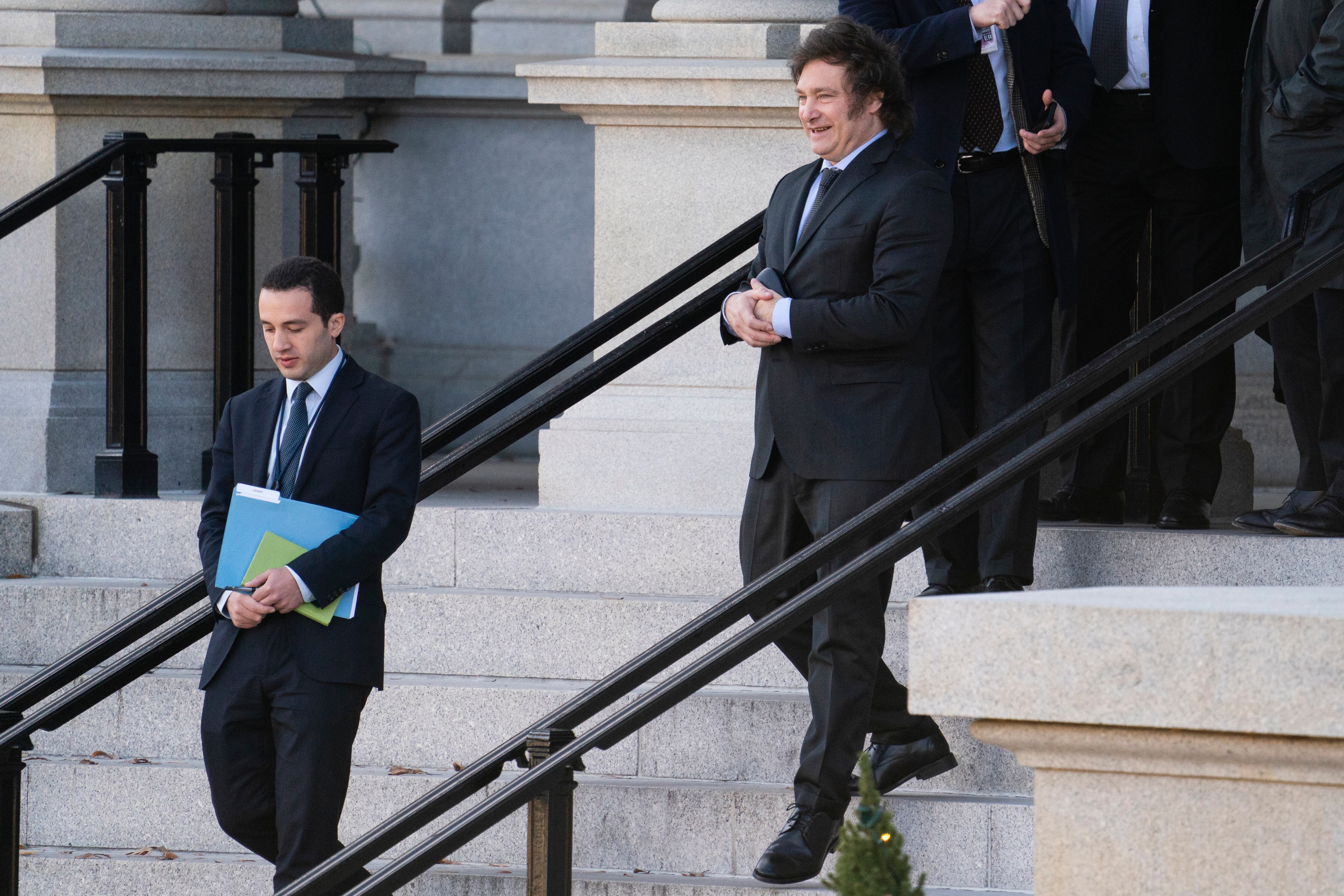 Luis Caputo, exministro de Finanzas que se perfila como posible ministro de Economía en el gobierno entrante, y Nicolás Posse, un aliado cercano de Milei que es considerado como el posible jefe de despacho, sostuvieron una reunión con funcionarios del Fondo Monetario Internacional.