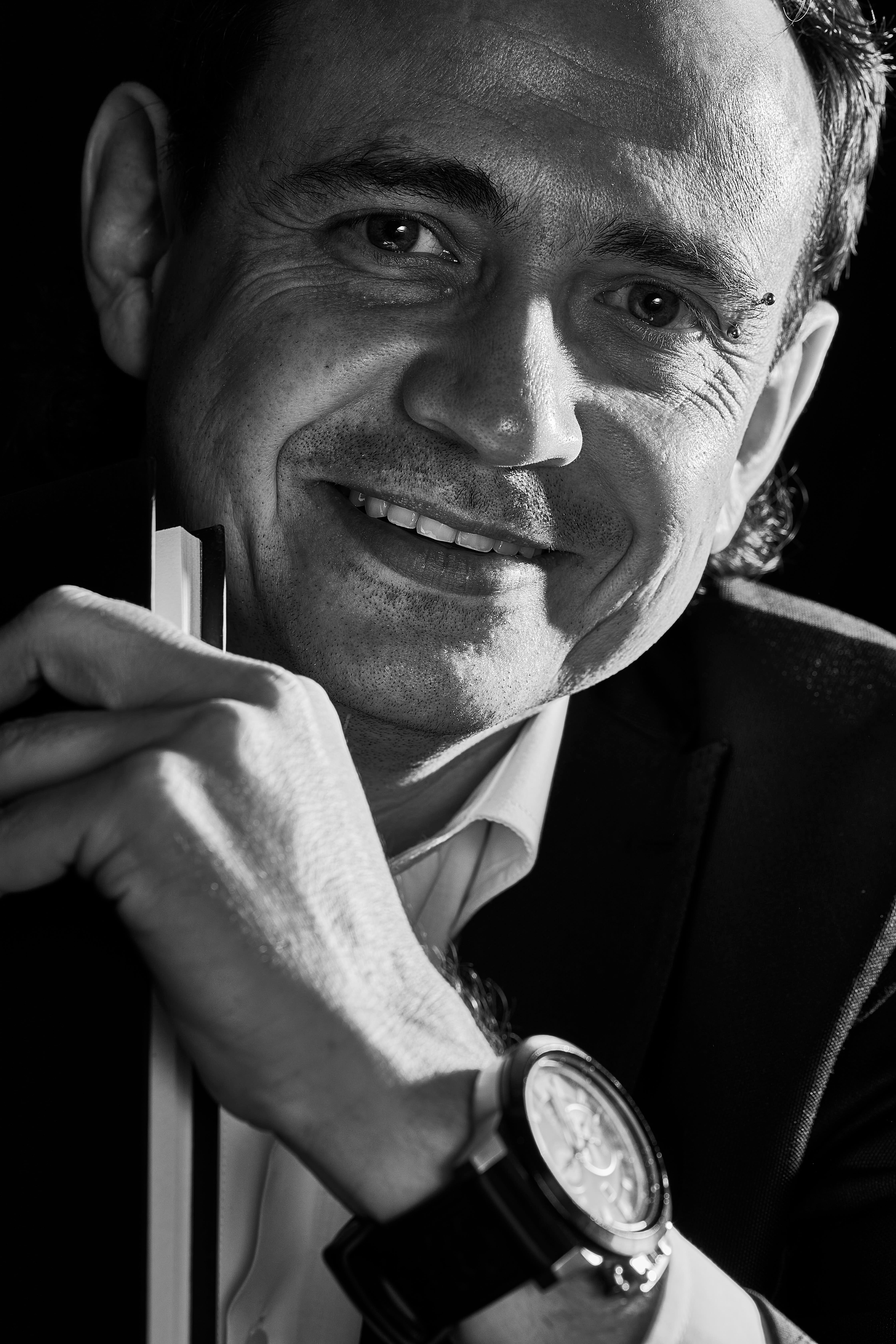 Alexander Cossio (Medellín, 1974), profesional del Arte en Literatura, es magíster en Creación Literaria por la UPF (Barcelona) y en Estudios Políticos de la UPB.