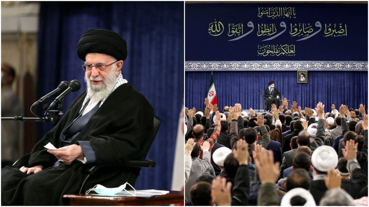 El líder supremo de Irán; el ayatolá, Ali Jamenei, asiste a una reunión con un grupo de personas y clérigos el 9 de enero de 2023.