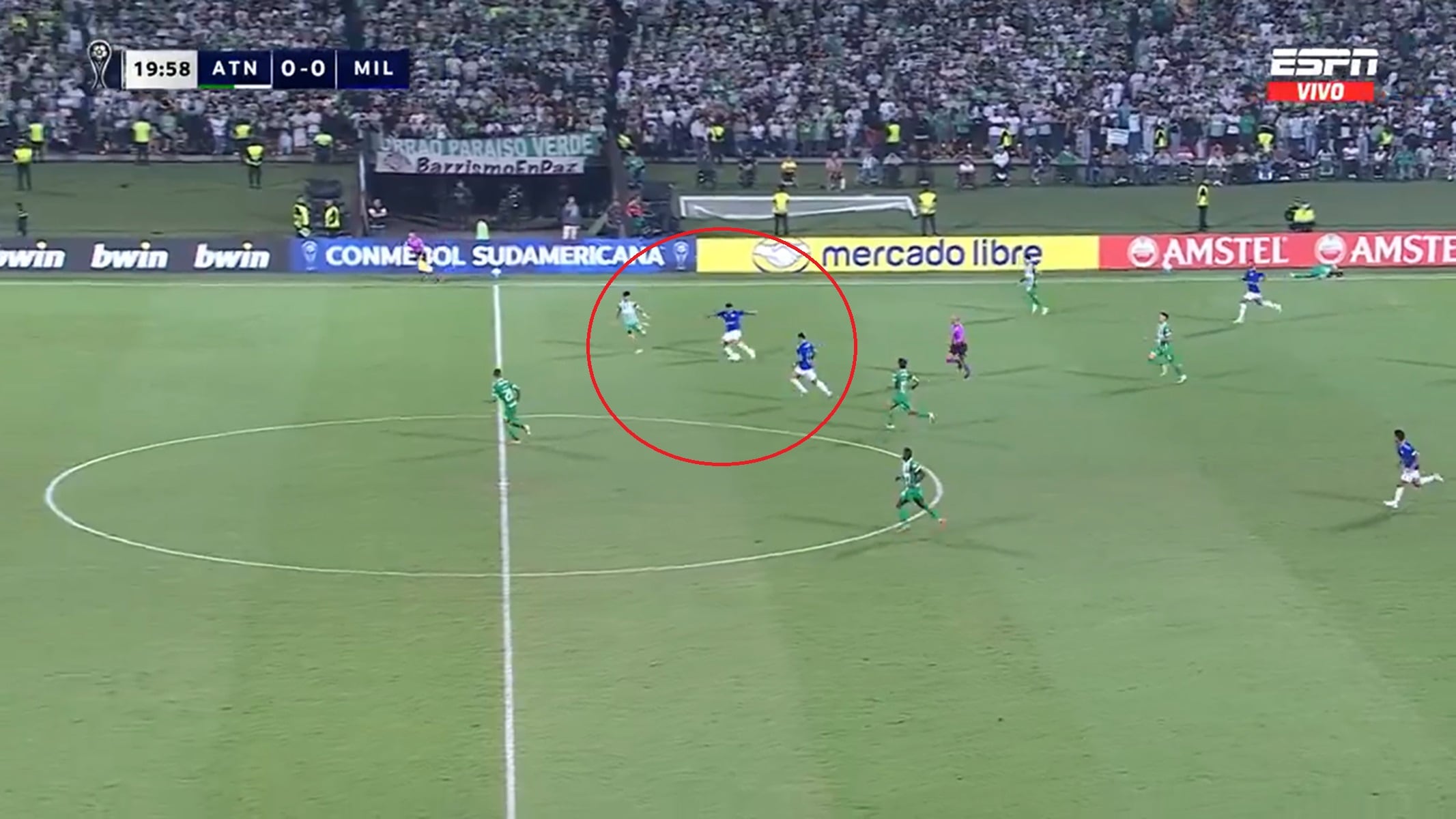 Momento exacto del remate de Rodrigo Contreras.