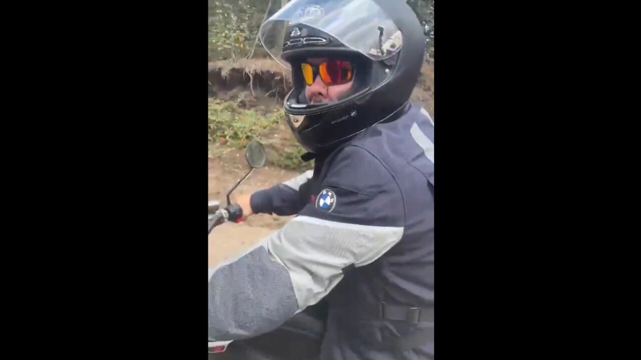 El expresidente Iván Duque fue reconocido mientras se desplazaba en una moto BMW por una carretera del país. Foto: @Rincon001A