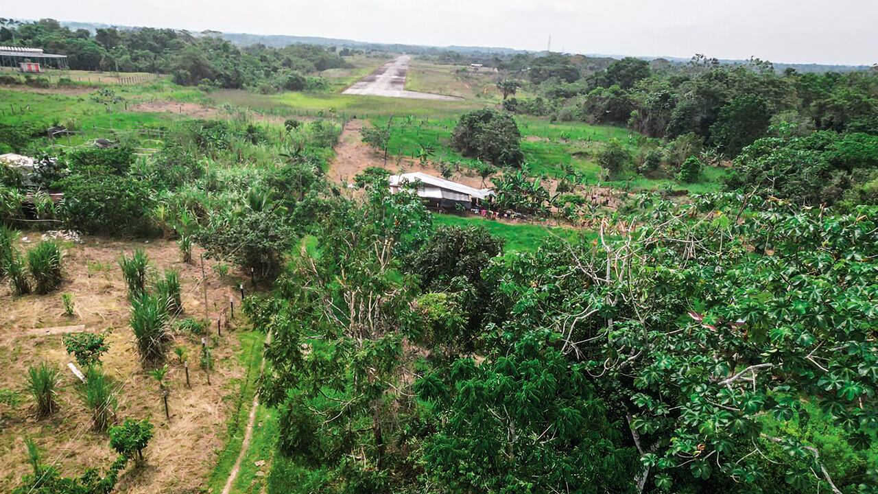 Pista de aterrizaje en medio de zona boscosa de Colombia. 