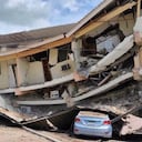 Un potente terremoto de magnitud 7,7 sacudió Panamá este viernes 9 de octubre de 2026, provocando daños en edificaciones, afectaciones en carreteras y evacuaciones en distintas zonas del país. Imágenes difundidas por medios internacionales muestran estructuras parcialmente colapsadas, daños en edificios y afectaciones en construcciones históricas, especialmente en sectores como Penonomé.