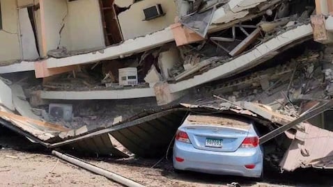 Un potente terremoto de magnitud 7,7 sacudió Panamá este viernes 9 de octubre de 2026, provocando daños en edificaciones, afectaciones en carreteras y evacuaciones en distintas zonas del país. Imágenes difundidas por medios internacionales muestran estructuras parcialmente colapsadas, daños en edificios y afectaciones en construcciones históricas, especialmente en sectores como Penonomé.