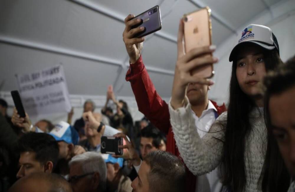 Con cánticos de “Uribe, Uribe, Uribe” y “Uribe, amigo, Colombia está contigo”, los asistentes recibieron al expresidente.