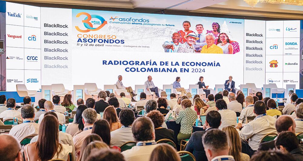    Los fondos privados, representados por Santiago Montenegro, analizaron en Cartagena los pros y los contras de la iniciativa, al tiempo que recibieron dardos del ministro de Hacienda, Ricardo Bonilla. Uno de los puntos de discusión estuvo centrado en la eficiencia de invertir en TES.