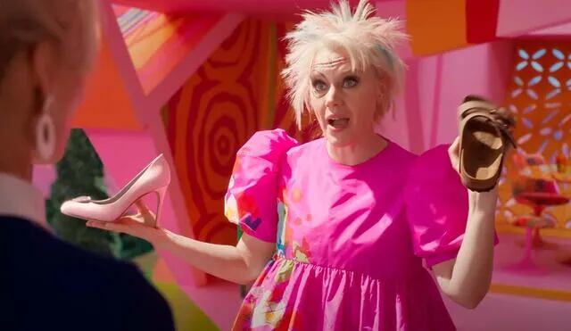 La barbie rarita está dedica a ayudar a las otras barbies