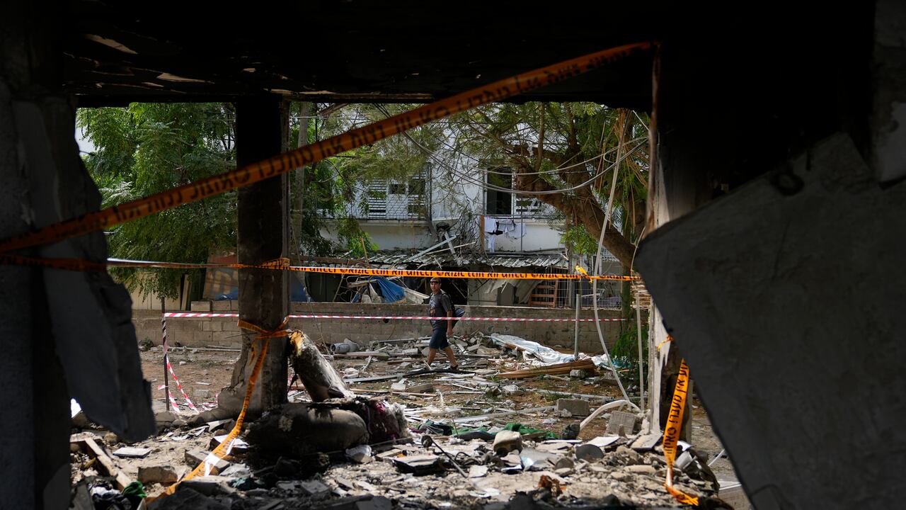 En la imagen, la destrucción causada por un proyectil disparado desde la Franja de Gaza en Ashkelon, Israel, el 9 de octubre de 2023. (AP Foto/Ohad Zwigenberg)