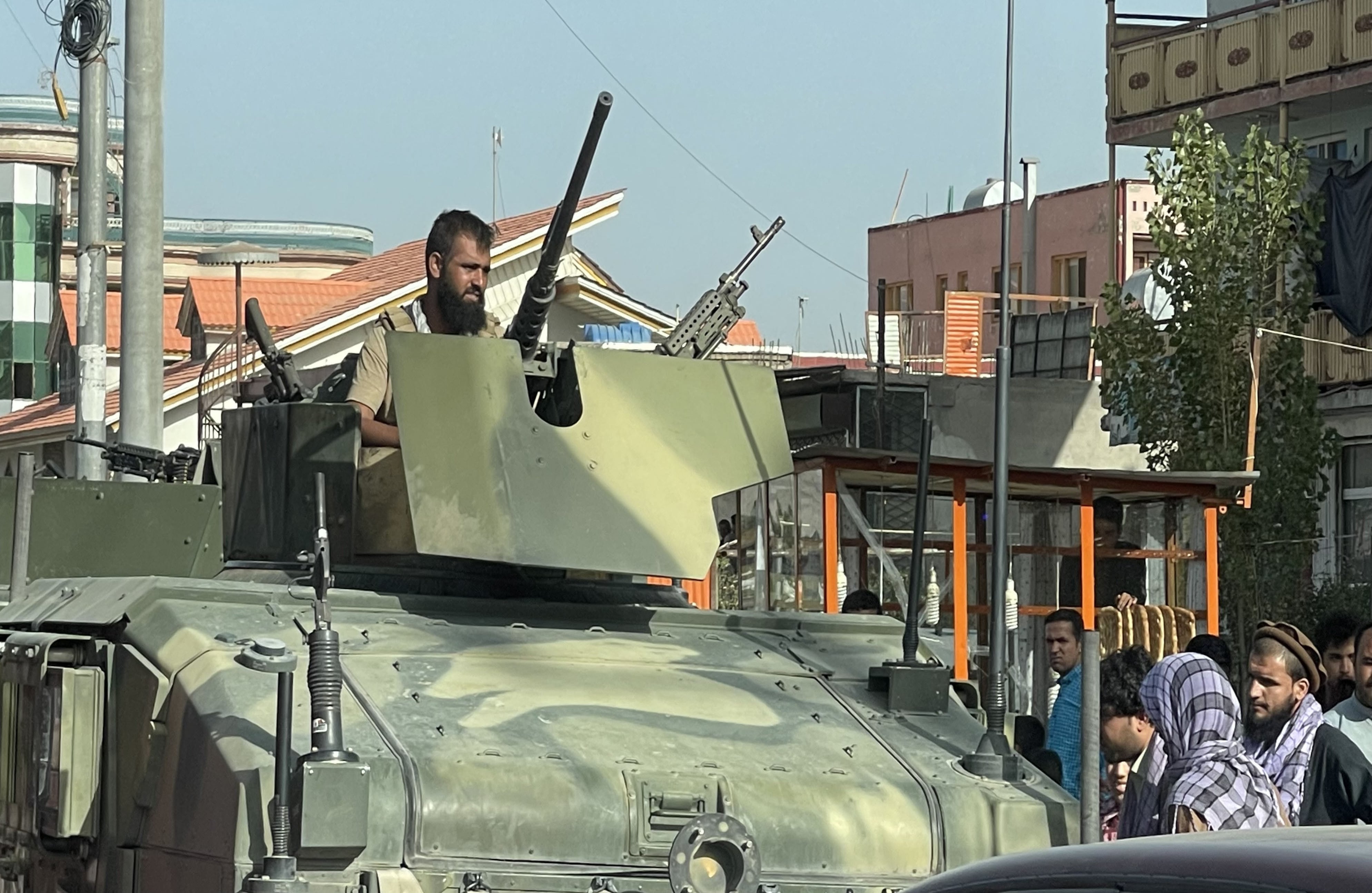 El ejercitó afganó montó defensa y patrulla en Kabul con el fin de proteger a la capital de los talibanes, pero sus intentos fallaron (Photo by Haroon Sabawoon/Anadolu Agency via Getty Images)